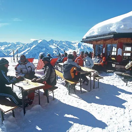 Stylish Flats In Near Lift Uderns